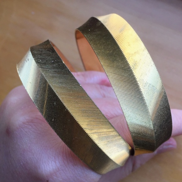 Vintage 2pc set Monet signed gold tone bracelets - Picture 6 of 8